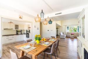 a kitchen and dining room with a wooden table and chairs at Casa Vacanze Le Giuggiole in Spongano
