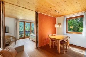 a dining room with a wooden table and chairs at Silbernagl - Monolokal mit Ausblick in Issengo