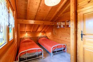 a sauna with two beds in a cabin at Notre chalet in Vecoux