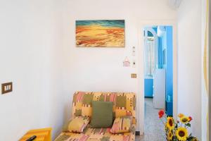 a living room with a couch and a painting on the wall at Casa vacanza Teresita 300mt Mare in Imperia