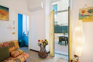 a living room with a couch and a mirror at Casa vacanza Teresita 300mt Mare in Imperia
