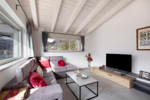 a living room with a couch and a flat screen tv at Residence soleluna - Loft Sirio in Roisan