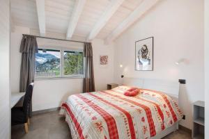 a bedroom with a bed and a window at Residence soleluna - Loft Sirio in Roisan