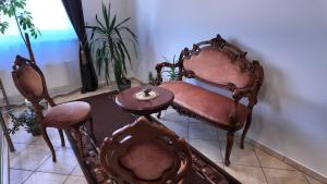 ein Zimmer mit zwei Stühlen, einem Tisch und einer Pflanze in der Unterkunft Bele House in Karmėlava