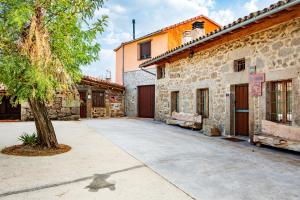an empty driveway in front of a stone building at La Cantina in Villar de Corneja