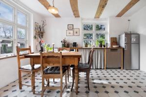 a kitchen with a wooden table and chairs at Pommernhuus an de Kark in Süderholz