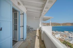 a balcony with a view of the ocean at Bella Vista Vacation House in Serifos Chora