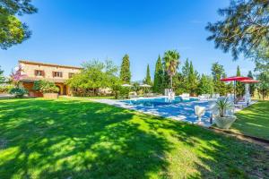 a yard with a swimming pool and a house at Es Pouet in Binissalem