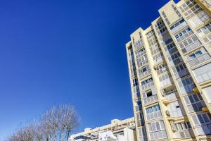 a tall apartment building against a blue sky at Ventana Loft in Empuriabrava