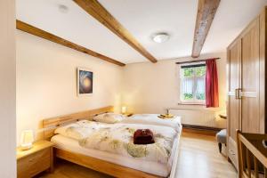 a bedroom with a bed and a window at Ferienwohnung Gute Stube in Veckenstedt