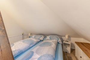 a bedroom with two beds in a attic at Ferienwohnung Backbord Deichhausen in Büsumer Deichhausen