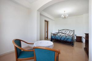 a bedroom with a bed and a table and chairs at Da Dri´ in Brugnato