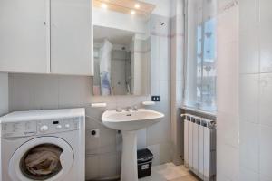 a bathroom with a washing machine and a sink at Da Dri´ in Brugnato +28 photos