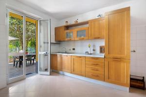 a large kitchen with wooden cabinets and a dining table at Da Dri´ in Brugnato