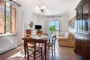 a kitchen and dining room with a table and chairs at Da Dri´ in Brugnato