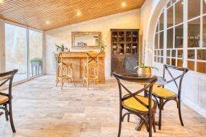 a dining room with a table and chairs at Gite L'Envie d'Eymet in Eymet