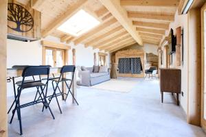 a kitchen and living room with a vaulted ceiling at Bellagio - Baita treeb Breva in Bellagio