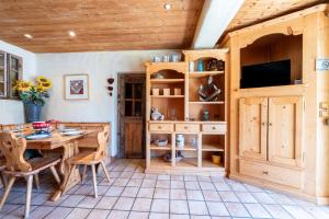 a dining room with a table and a tv at Appartement Roméo in Champagny-en-Vanoise