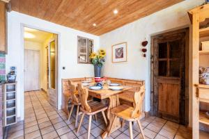 a dining room with a wooden table and chairs at Appartement Roméo in Champagny-en-Vanoise