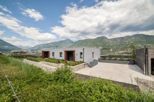 a white house with mountains in the background at Apartment Matthäus in Cermes