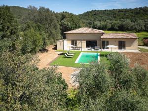 an aerial view of a house with a swimming pool at Villa Catherine in Ghisonaccia