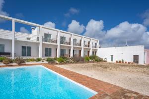 a building with a swimming pool in front of a building at Alto da Lua in Bordeira