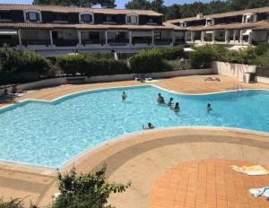 a group of people swimming in a large swimming pool at Escapade au Cap Ferret -Réf 24 in Lège-Cap-Ferret
