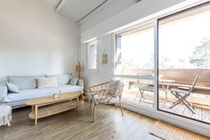 a living room with a couch and a table at Escapade au Cap Ferret -Réf 24 in Lège-Cap-Ferret