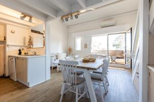 a kitchen and dining room with a table and chairs at Escapade au Cap Ferret -Réf 24 in Lège-Cap-Ferret