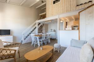 a living room with a couch and a table at Escapade au Cap Ferret -Réf 24 in Lège-Cap-Ferret