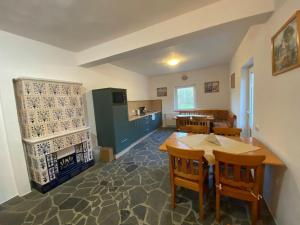 a kitchen and dining room with a table and chairs at Pensiunea Arpasel in Arpaşu de Sus