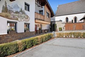 a building with a mural on the side of it at Hof Almfrieden - Dormitz in Nassereith