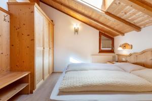 a bedroom with a bed and a wooden ceiling at Haus Alpenblick Apt Brunelle in Laion