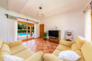 a living room with a couch and a tv at Ca Na Rosa in Alcudia