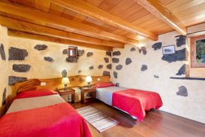 a bedroom with two beds in a room at El Lagar in Frontera
