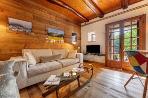 a living room with a couch and a table at Nini's Home in Schignano