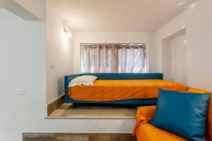 a small bedroom with a bed and a couch at Casavacanzefranca - 12 in Terrasini