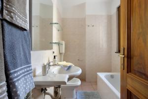 a bathroom with a sink and a toilet and a tub at Villino Flora a Viareggio in Viareggio +24 photos