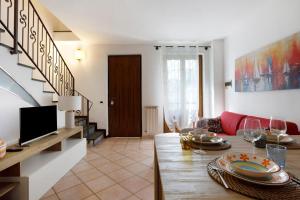 a living room with a table and a couch at Villino Flora a Viareggio in Viareggio