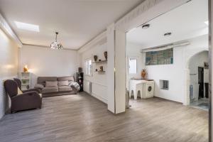 a living room with a couch and a table at Little Alhambra in Dúrcal