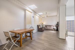 a dining room with a table and chairs and a couch at Little Alhambra in Dúrcal