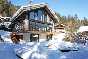 ein Haus im Schnee mit schneebedecktem Boden in der Unterkunft Chalet La Source - Chamonix All Year in Chamonix-Mont-Blanc