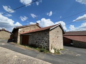 an old brick building on the side of a street at Appartement de charme Saint-Romain in Saint-Romain