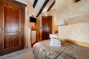 a bedroom with a bed and a wooden door at Arthemisia - Rhêmes-Notre-Dame in Rhêmes-Notre-Dame