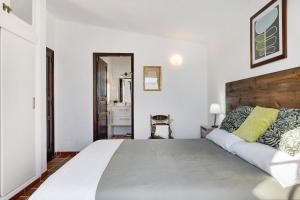 a bedroom with a large bed in a room at Casa Los Angeles in Tías