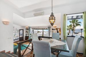 a dining room with a glass table and chairs at Casa Los Angeles in Tías