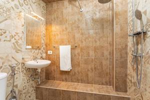 a bathroom with a sink and a shower at Pètra Janca in Aci SantʼAntonio