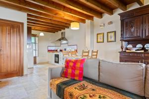 a living room with a couch and a kitchen at La Ceriquina in Nava