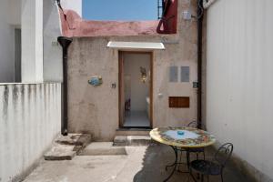 an alley with a table in front of a building at Dimora elegante in Costa d'Amalfi in Conca dei Marini