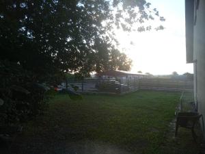 un cortile con una recinzione e un campo d'erba di Beier a Neustrelitz